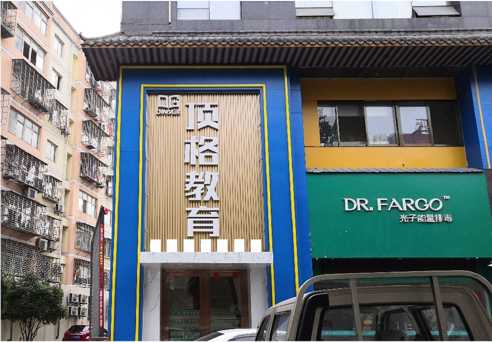 宜城门头设计要符合门店特色。